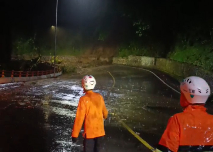 Jalur Cadas Pangeran Longsor, Kendaraan Dialihkan ke Tol Cisumdawu