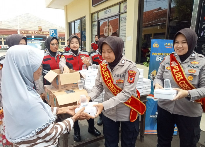 Peduli Warga, Polres Cirebon Kota Rutin Bagikan Ratusan Nasi Kotak Gratis