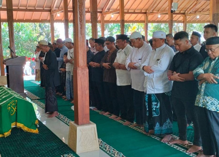 Warga Cirebon Sangat Kehilangan, Alhmarhum Abah Dadang Disholatkan di Tiga Lokasi