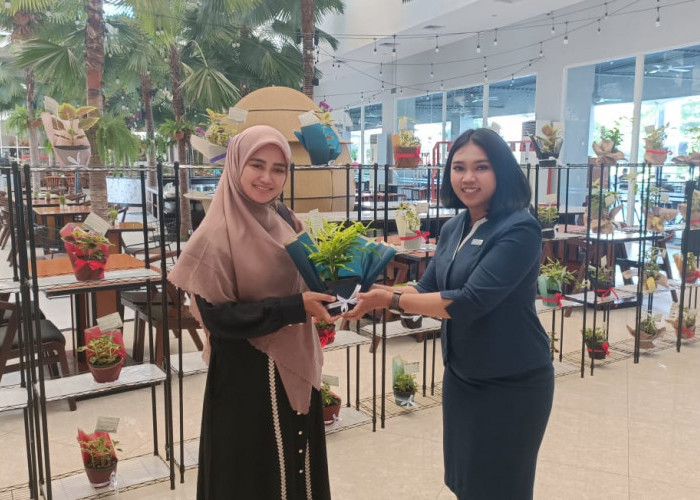 Aston Cirebon Hotel Berbagi Tanaman Hias di Hari Ulang Tahun