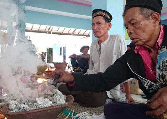 Perang Kemenyan di Pilwu Kabupaten Cirebon, Biasanya Dibakar Pada Hari Ini