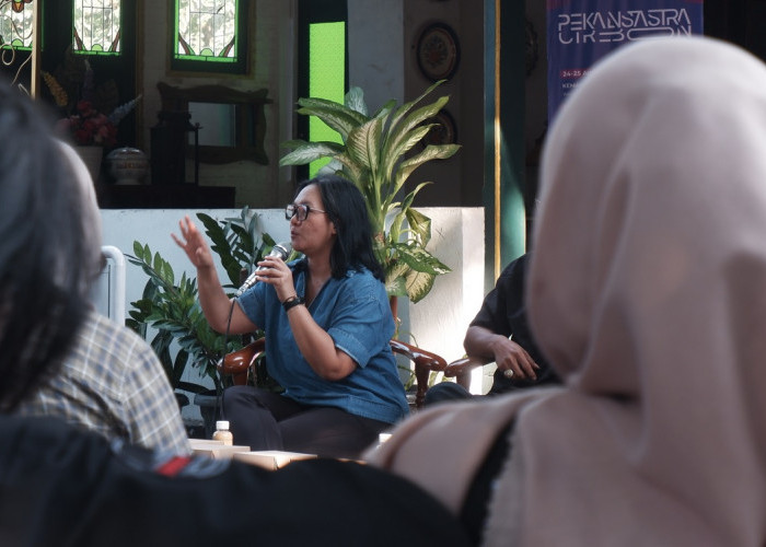 Ratih Kumala di Pekan Sastra Cirebon: Gadis Kretek, Idealisme dan Realitas Penulis