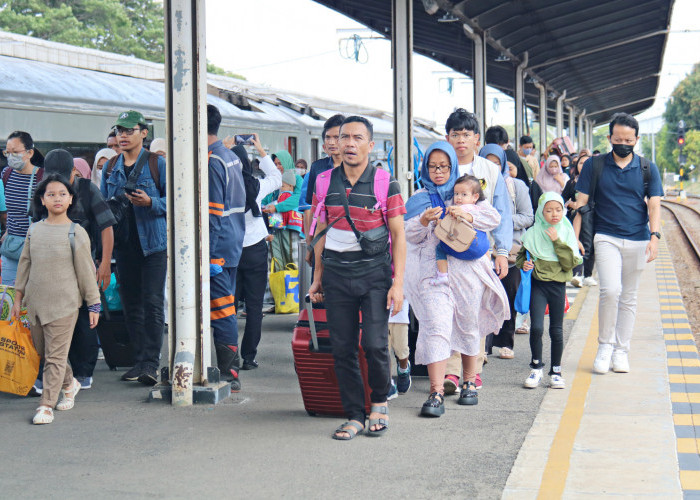 Libur Panjang Waisak 2025, Penumpang Kereta Api Daop 3 Cirebon Melonjak