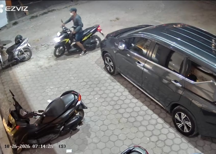 Tak Sampai Semenit! Maling Bermasker Bobol Motor Pasien Klinik Gigi di Tuparev Cirebon