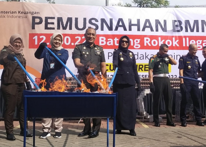 Rokok hingga 'Mainan' Ilegal Dimusnahkan di Cirebon