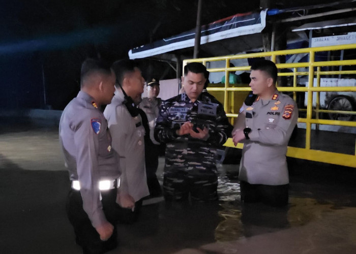 Bantu Warga Terdampak Banjir, Danlanal Cirebon Bersama 1 Pleton Personilnya Bantu Evakuasi Warga