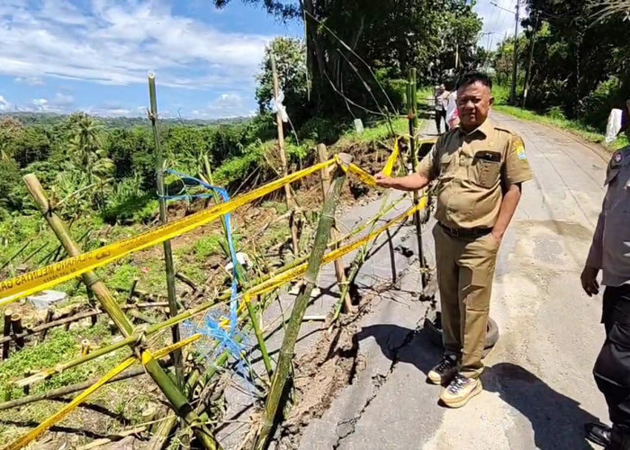 HATI-HATI! Jalan Longsor di Desa Belawa Hanya Dipasangi Crukcuk 