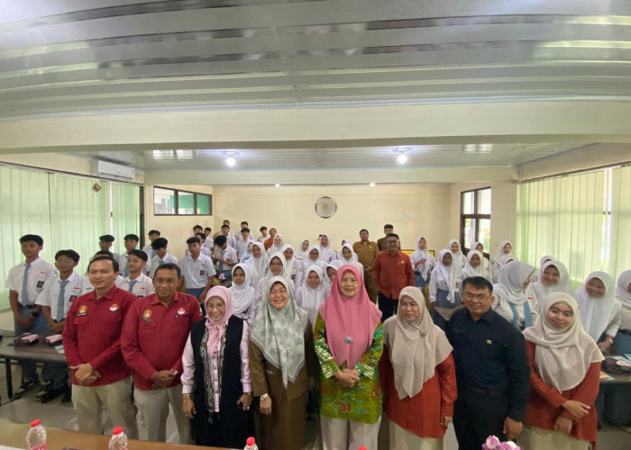 Disnaker Motivasi Siswa SMAN 8 Siap Memasuki Dunia Kerja 