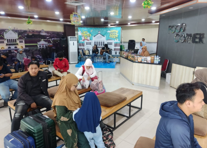 Hibur Pemudik yang Ingin Balik ke Jabodetabek, Stasiun Cirebon Sediakan Live Music
