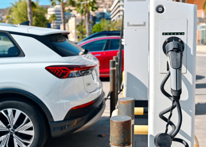 Plus Minus Mobil Listrik vs Hybrid 2026, Mana yang Lebih Cocok untuk Pengguna Indonesia?