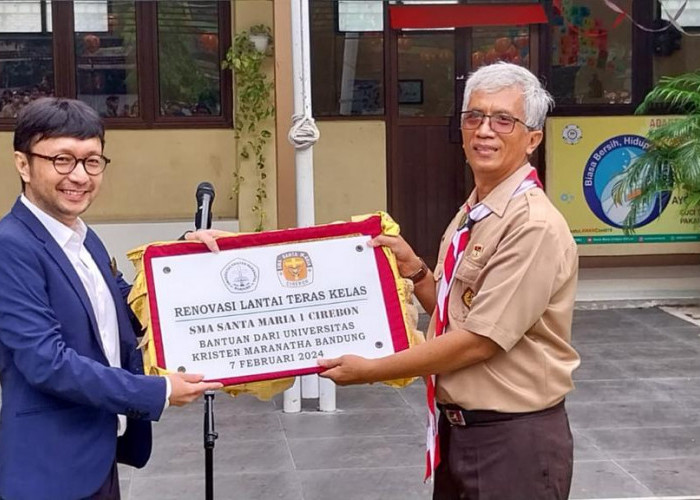 SMA Santa Maria 1 Cirebon Terima Bantuan Rehab Lantai Teras  Kelas dari  Universitas Kristen Maranatha