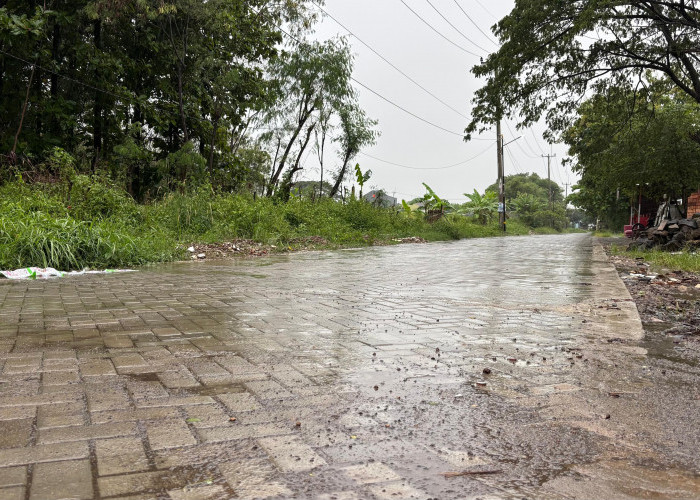 Baru Tahun Depan Statusnya Beralih ke Pemkot Cirebon, Warga Patungan Untuk Perbaikan Jalan