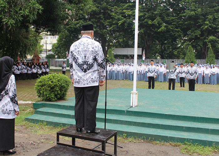 Memperingati HGN dan HUT PGRI, Guru SMAN 7 Cirebon Jadi Petugas Upacara