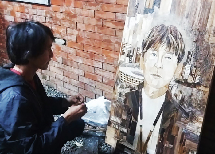 KEREN! Seniman Asal Majalengka Melukis Wajah Shin Tae-yong Pakai Pelepah Pisang