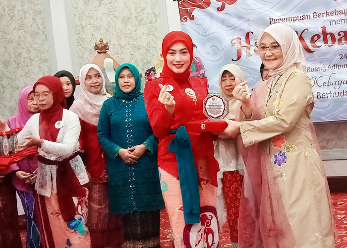Perempuan Berkebaya Datangi Balaikota Cirebon, Oh Ternyata...