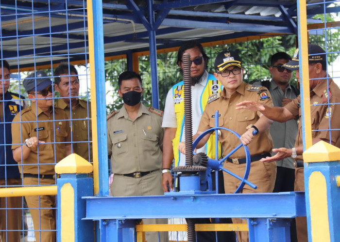 Bendungan Karet Jamblang Dipenuhi Tumpukan Sampah, Pj Bupati Cirebon Cari Solusi