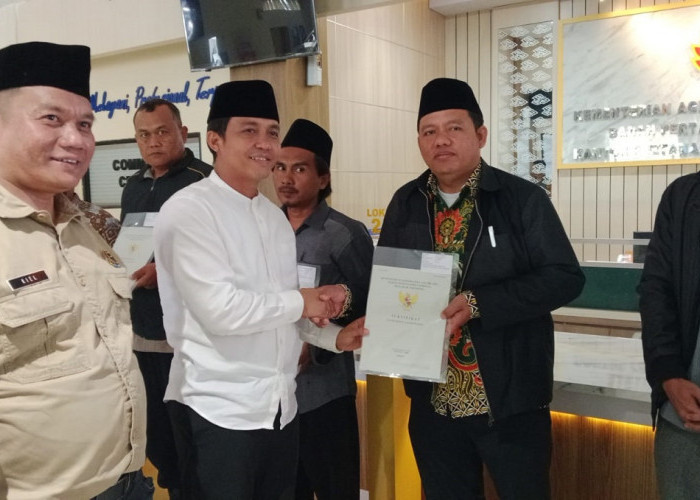 Sertifikat Tanah Wakaf di Kabupaten Cirebon Diserahkan Oleh Wakil Menteri Agraria 