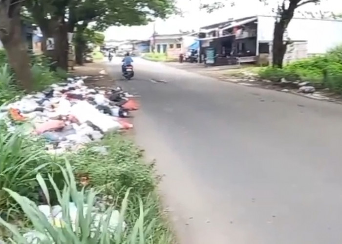Miris! Sampah Menggunung di Jalan Kanci Cirebon, Jalan Licin dan Rawan Kecelakaan