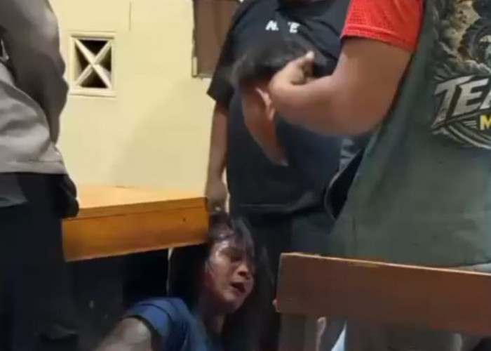 Geger! Dua Perempuan Ditusuk di Teras Rumah, Pelaku Kabur Dikejar Warga