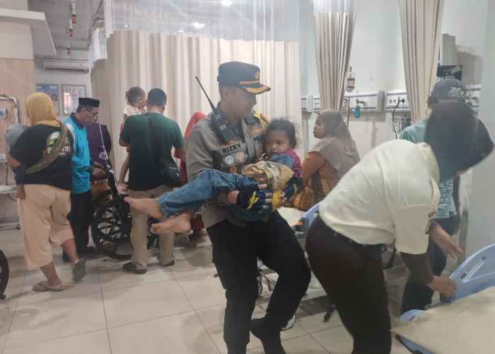 Wakapolres Cirebon Kota Tolong Anak Terjatuh dari Tangga Toilet saat Acara Grebek Syawal