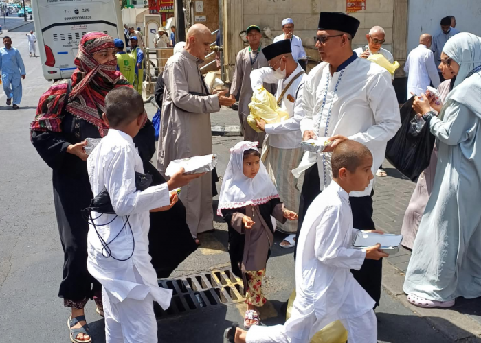 Jamaah Umrah Yayasan UGJ Cirebon Gelar Jumat Berkah di Makkah, Tinggalkan Jejak Kebaikan di Tanah Suci