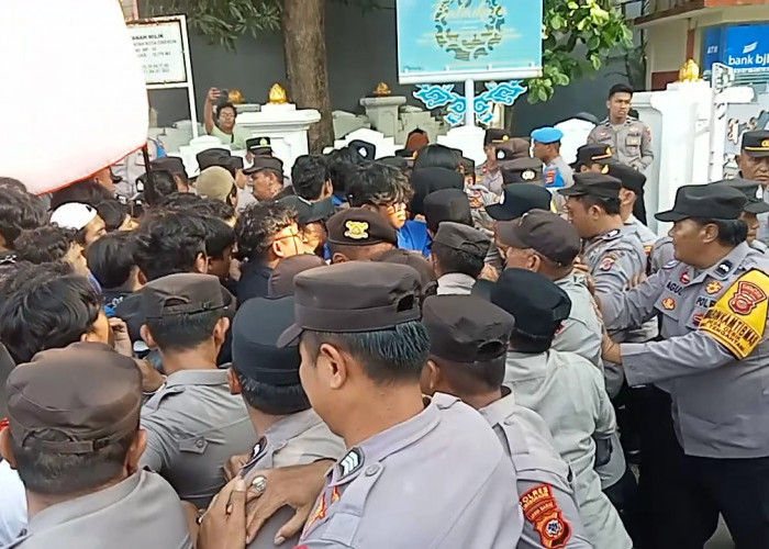Mahasiswa Kepung Balai Kota Cirebon, Soroti Dugaan Penyimpangan Dana Rp30,5 Miliar