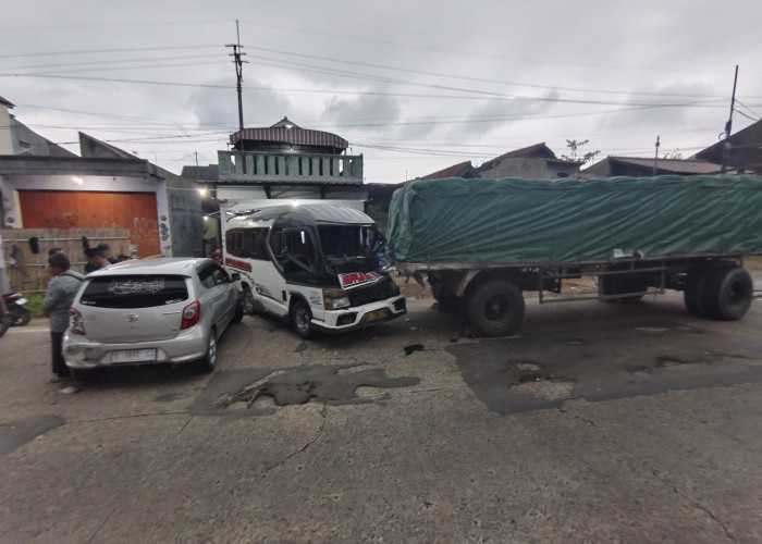 Ngeri! Gandengan Truk Trailer Lepas di Jembatan Pantura Cirebon, 4 Kendaraan Rusak