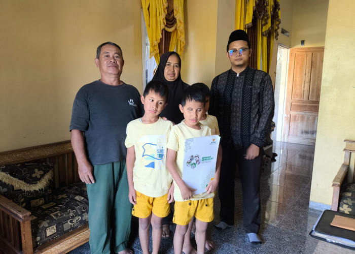 Tak Melihat Dunia, Tapi Mampu Menghafal Al-Qur'an: Kisah Mengharukan Kembar Tiga dari Kuningan