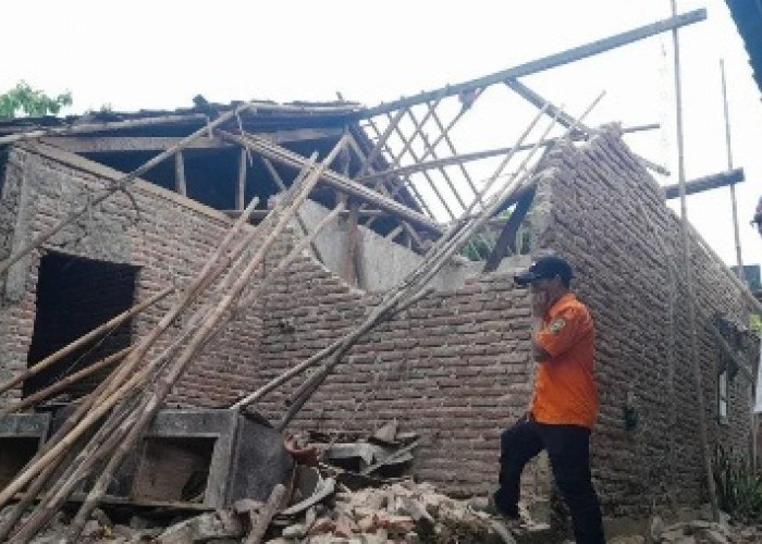 Hujan Deras Picu Pergeseran Tanah, Rumah Warga di Cibingbin Kuningan Ambruk