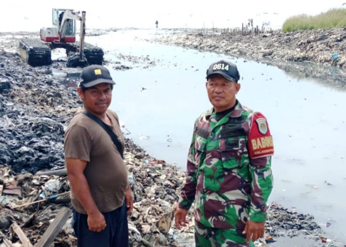 Muara Sungai Cipadu Dikeruk, Babinsa Kelurahan Kasepuhan Monitoring Langsung 