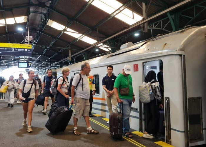 KAI Daop 3 Cirebon Catat Lonjakan Wisatawan Asing 13,8 Persen, Ini Rute dan Stasiun Favoritnya