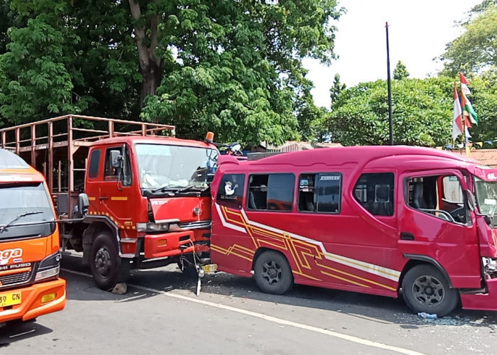 Bus, Truk dan Elf Terlibat Tabrakan Beruntun di Lampu Merah Kanggraksan Cirebon