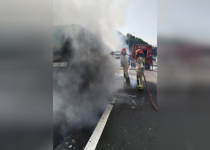 Mobil Kebakaran di Tol Cipularang Ternyata Mobil KONI Kota Bekasi, Belasan Guru Dievakuasi