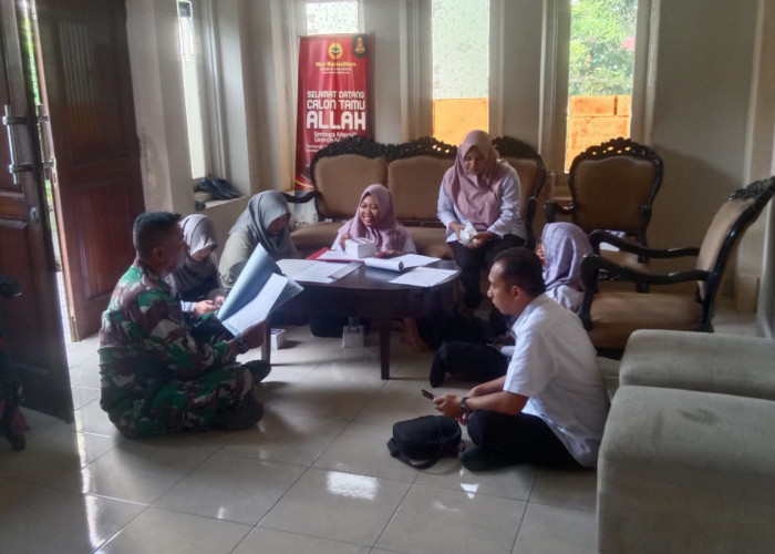Babinsa Pekiringan-Dinas Kominfo Kota Cirebon dalam Penyuluhan Digital Parenting di RW 06 Suradinaya Utara