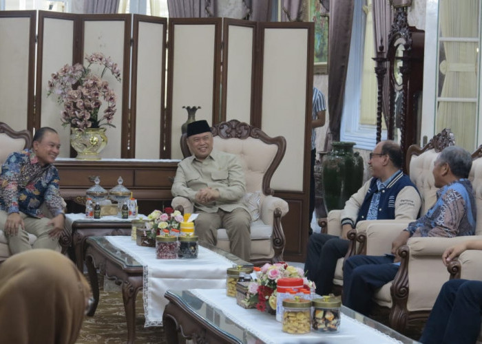 Usai Ziarah dan Takjiyah, Menhub Dudy Purawagandhi Mampir di Pendopo Kuningan, Inilah yang Dibahas