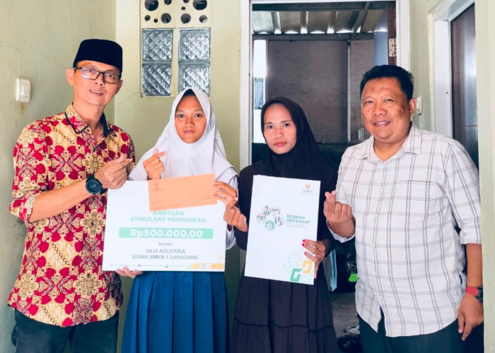 Haru! Siswi SMKN 1 Luragung Ini Masih Pakai Seragam SMP karena Keterbatasan Ekonomi