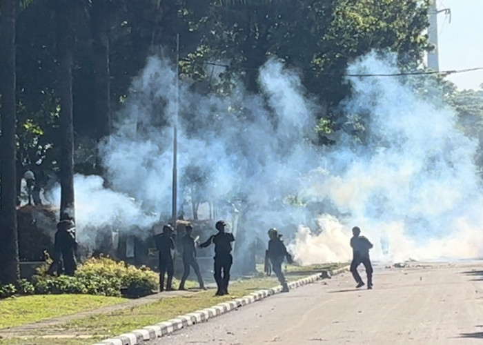 UPDATE! Gas Air Mata Halau Massa yang Demo di Mako Brimob Kwitang