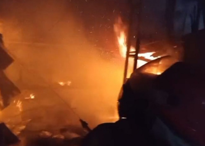 Kebakaran Toko Kue di Losari Cirebon, Api Membesar Diduga Akibat Korsleting Listrik