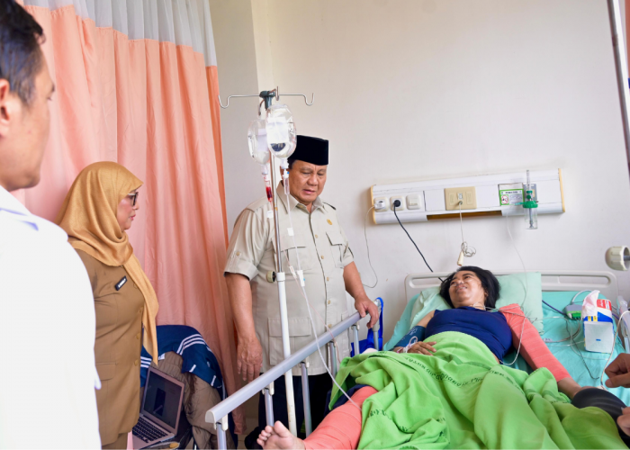 Prabowo Jenguk Korban Kecelakaan Kereta di Bekasi, Hal Ini Jadi Sorotan