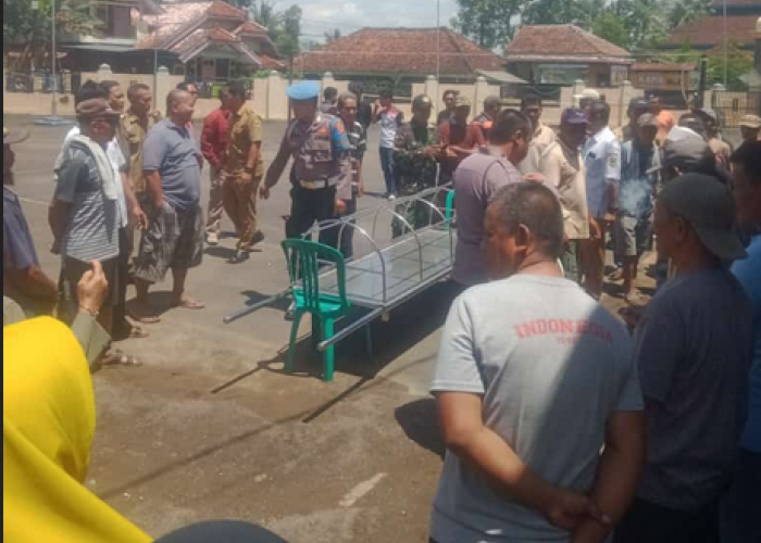 Warga Karangbaru Kuningan Demo Bawa Keranda ke Balai Desa, Menuntut Kepala Desa Mundur 