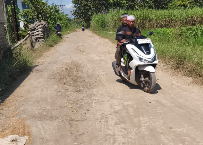 Jalan Tambelang Cirebon Rusak Parah, Warga Desak Perbaikan Segera
