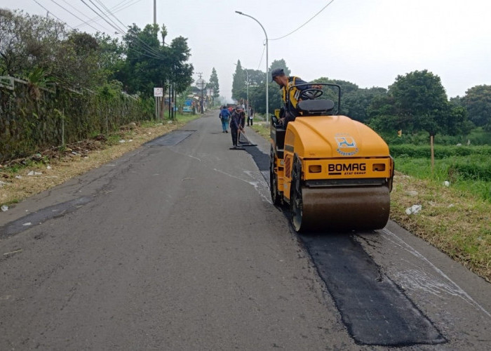 Masih Kurang, 60 Ton Hotmix untuk Perbaikan Jalan di Kuningan Jelang Nataru 2025