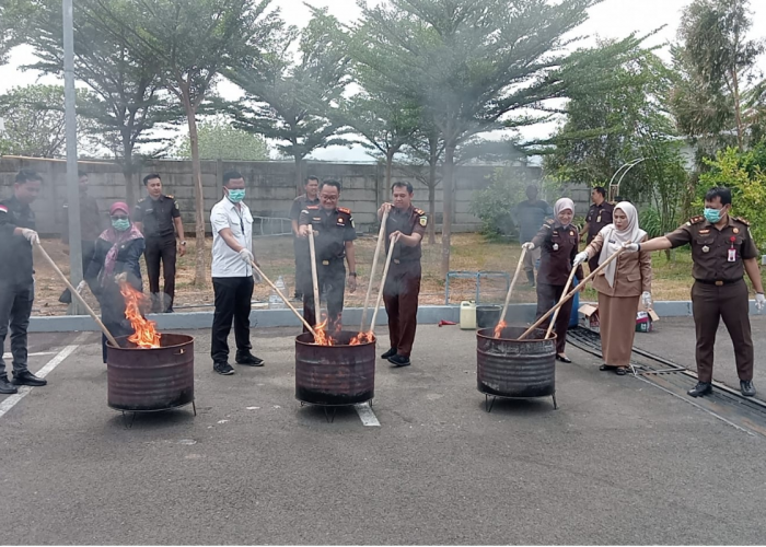 Kejari Majalengka Musnahkan Sabu hingga Miras, Barang Bukti dari 28 Perkara