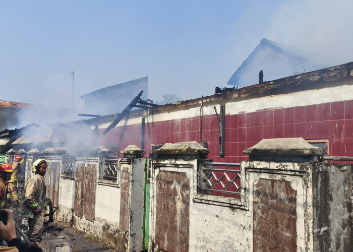 Kebakaran Mess Kosong Milik CSB di Pandansari Cirebon, Api Merembet ke Rumah Warga