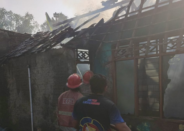 Charger Handphone Diduga Korslet, Rumah Warga Karangsembung Cirebon Ludes Terbakar