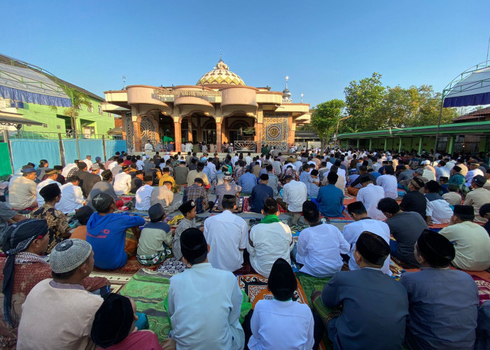 Warga Desa Cipedang Salat Id di Masjid Jami Baitul Muqorobbin Indramayu Tumpah Hingga ke Jalan Raya