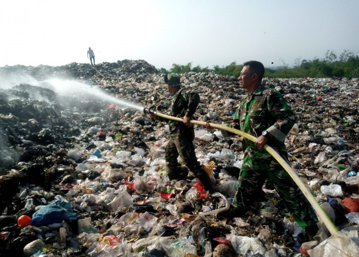 Kebakaran TPA Ciniru Kuningan Belum Padam, TNI AD dan Petugas Gabungan Terus Berjibaku Padamkan Titik Api