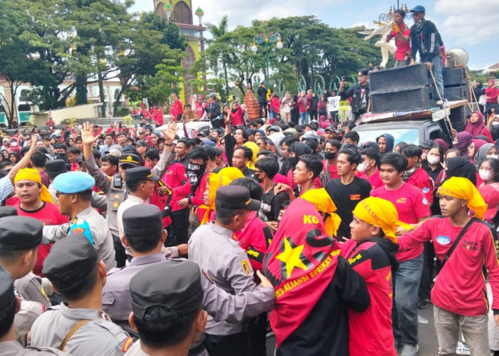 PHK Kembali Terjadi, Ribuan Buruh PT Yihong Cirebon Gelar Aksi Unjuk Rasa Tuntut Nasib Mereka