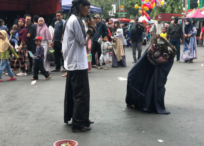 Kang Amok Lestarikan Kesenian Cirebon, Tampilkan Berokan di Car Free Day Sumber