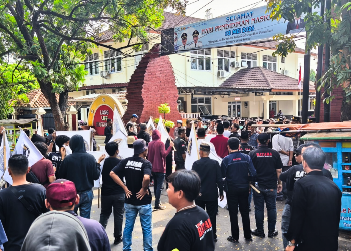 Demo di Depan Kantor Disdik Kabupaten Cirebon, Massa Desak Kadisdik Mundur
